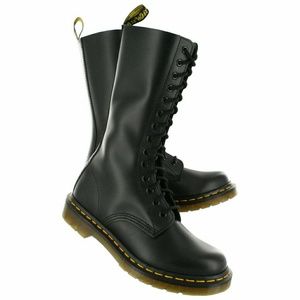Dr. Martens Black 14-hole Air-walks
